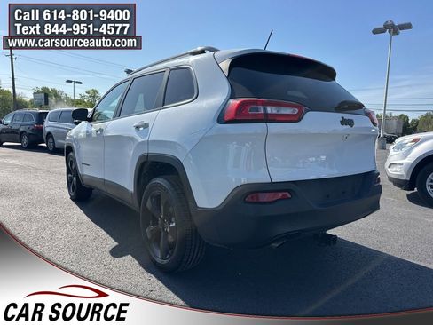 Used 2018 Jeep Cherokee Latitude w/ Altitude Package FWD image 6