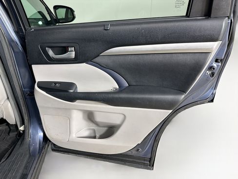 Used 2015 Toyota Highlander XLE image 32