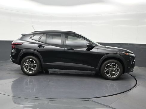 Used 2025 Chevrolet Trax LT FWD image 7