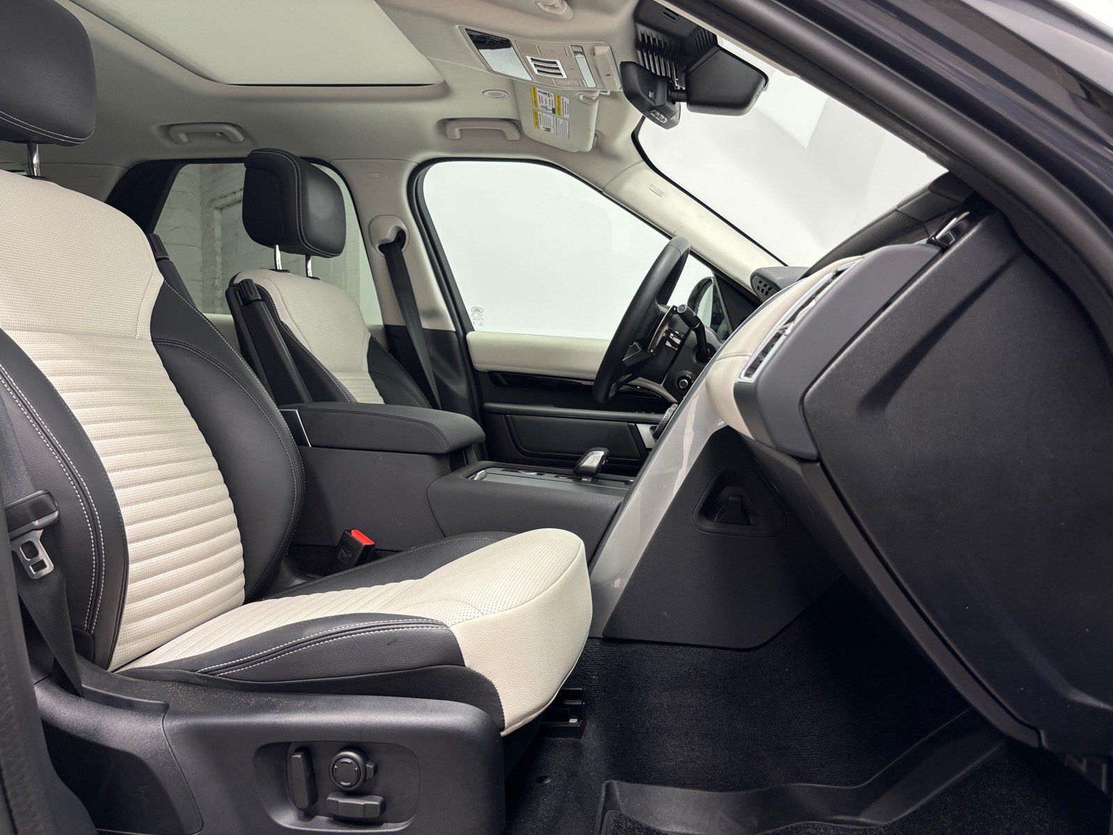 New 2025 Land Rover Discovery S AWD/4WD image 32