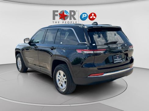 Used 2023 Jeep Grand Cherokee Laredo RWD image 3