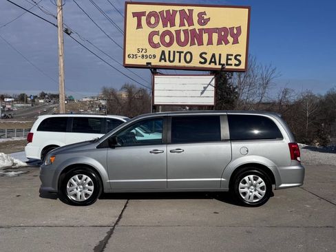 Used 2018 Dodge Grand Caravan SE image 4