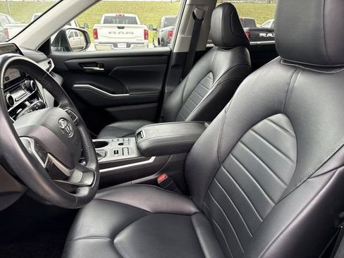 Used 2024 Toyota Highlander XLE AWD/4WD image 4