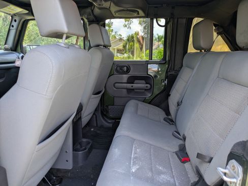 Used 2009 Jeep Wrangler Unlimited Sahara AWD/4WD image 12