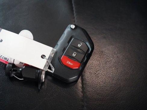 Used 2023 Jeep Wrangler Unlimited Sahara image 31