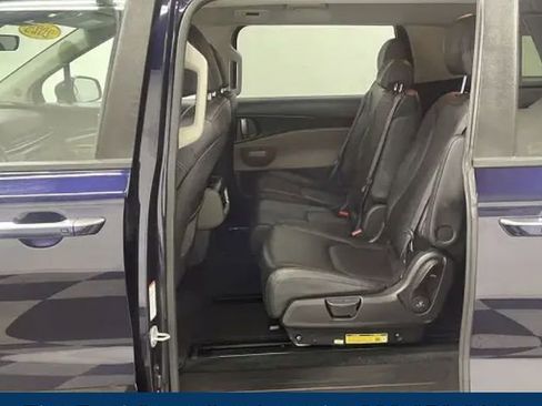 Used 2025 Kia Carnival FWD image 10