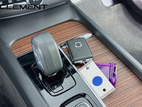 Used 2023 Volvo XC60 B5 Plus image 23