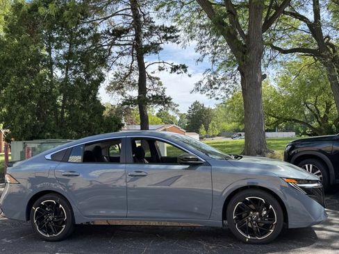 New 2026 Nissan Sentra SR w/ Floor Mat Package FWD image 5
