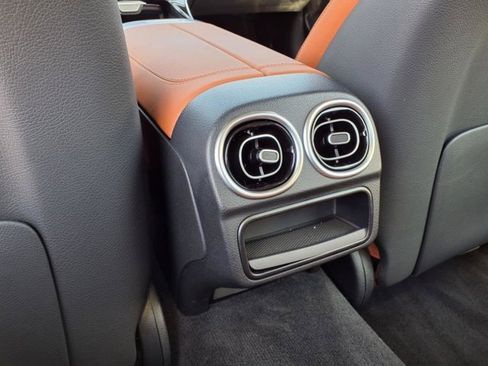 Used 2025 Mercedes-Benz C 300 4MATIC Sedan image 19