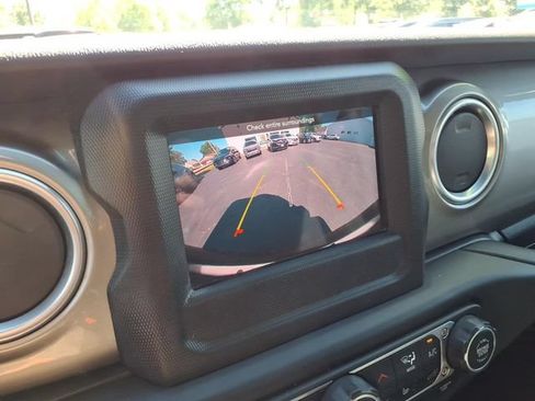Used 2020 Jeep Wrangler Unlimited Sahara w/ Cold Weather Group AWD/4WD image 24