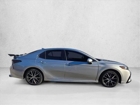 Used 2021 Toyota Camry SE image 4