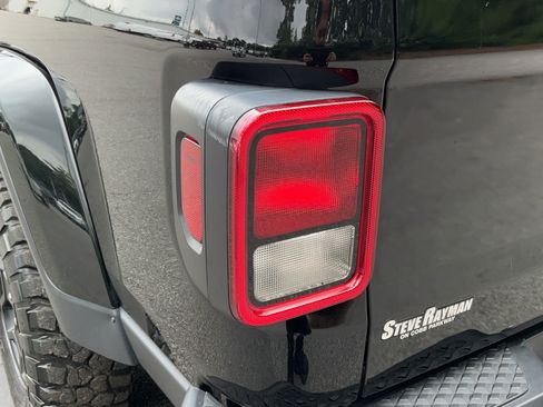 Used 2023 Jeep Gladiator Sport AWD/4WD image 25