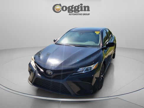 Used 2018 Toyota Camry SE FWD image 1