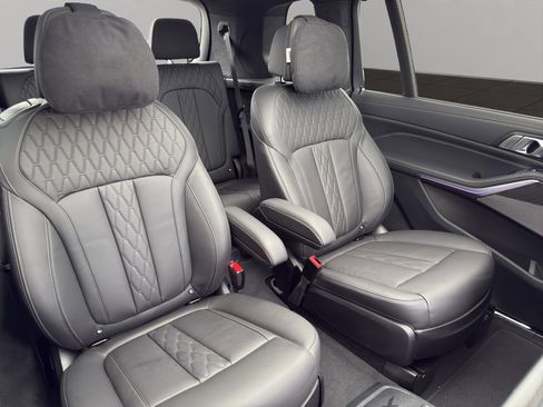 Used 2022 BMW X7 M50i image 22