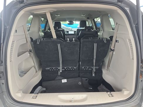 Used 2023 Chrysler Pacifica Touring-L FWD image 16