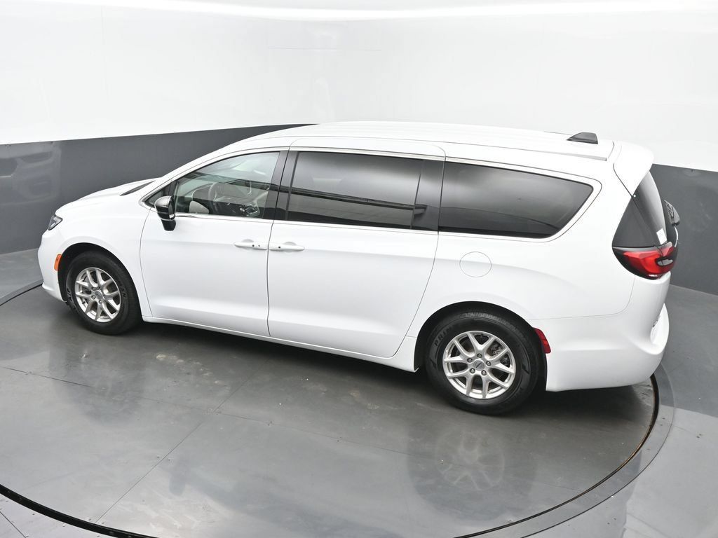 Used 2024 Chrysler Pacifica Touring-L FWD image 43