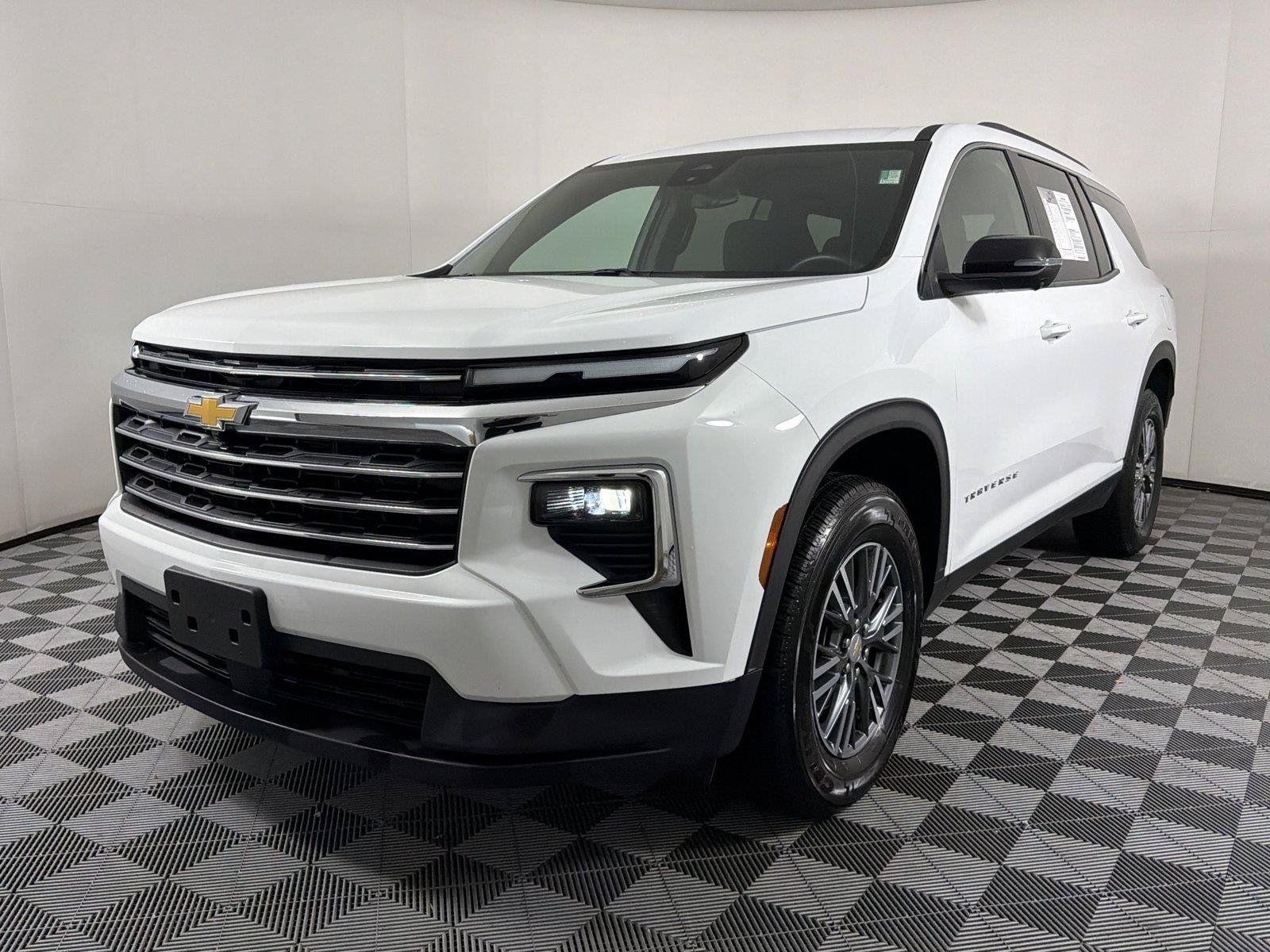 Used 2024 Chevrolet Traverse LT FWD image 3