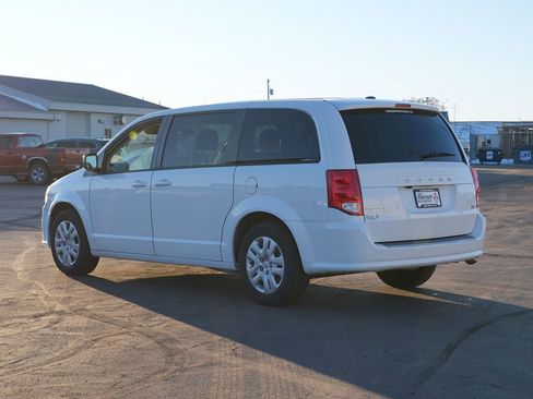 Used 2018 Dodge Grand Caravan SE w/ UConnect Hands-Free Group image 5