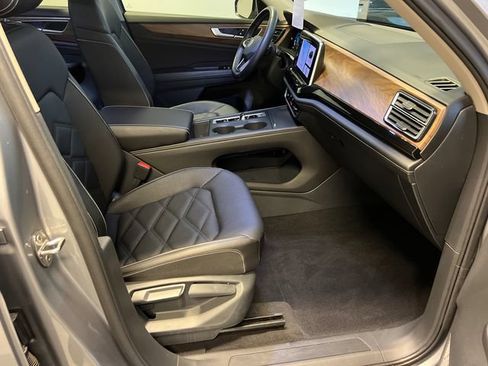 Certified 2025 Volkswagen Atlas SE FWD image 10