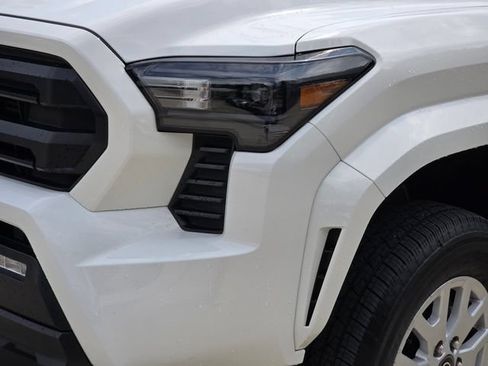Certified 2025 Toyota Tacoma SR5 AWD/4WD image 7