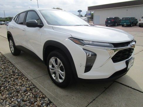 Used 2025 Chevrolet Trax LS image 3