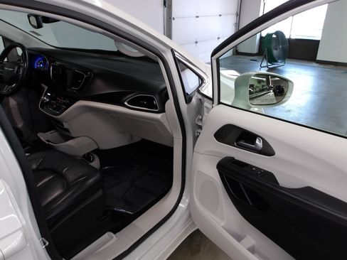 Used 2020 Chrysler Pacifica Touring-L FWD image 15