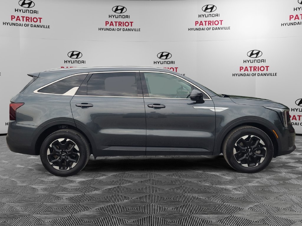 Used 2025 Kia Sorento S FWD image 2
