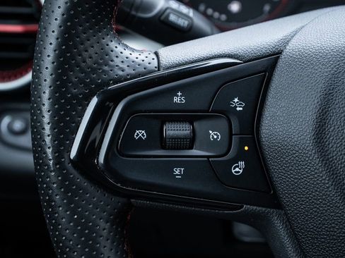 Used 2024 Chevrolet Trax RS w/ Sunroof Package image 16