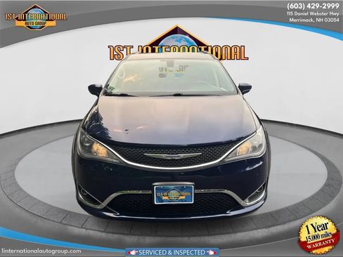 Used 2019 Chrysler Pacifica Touring-L FWD image 3