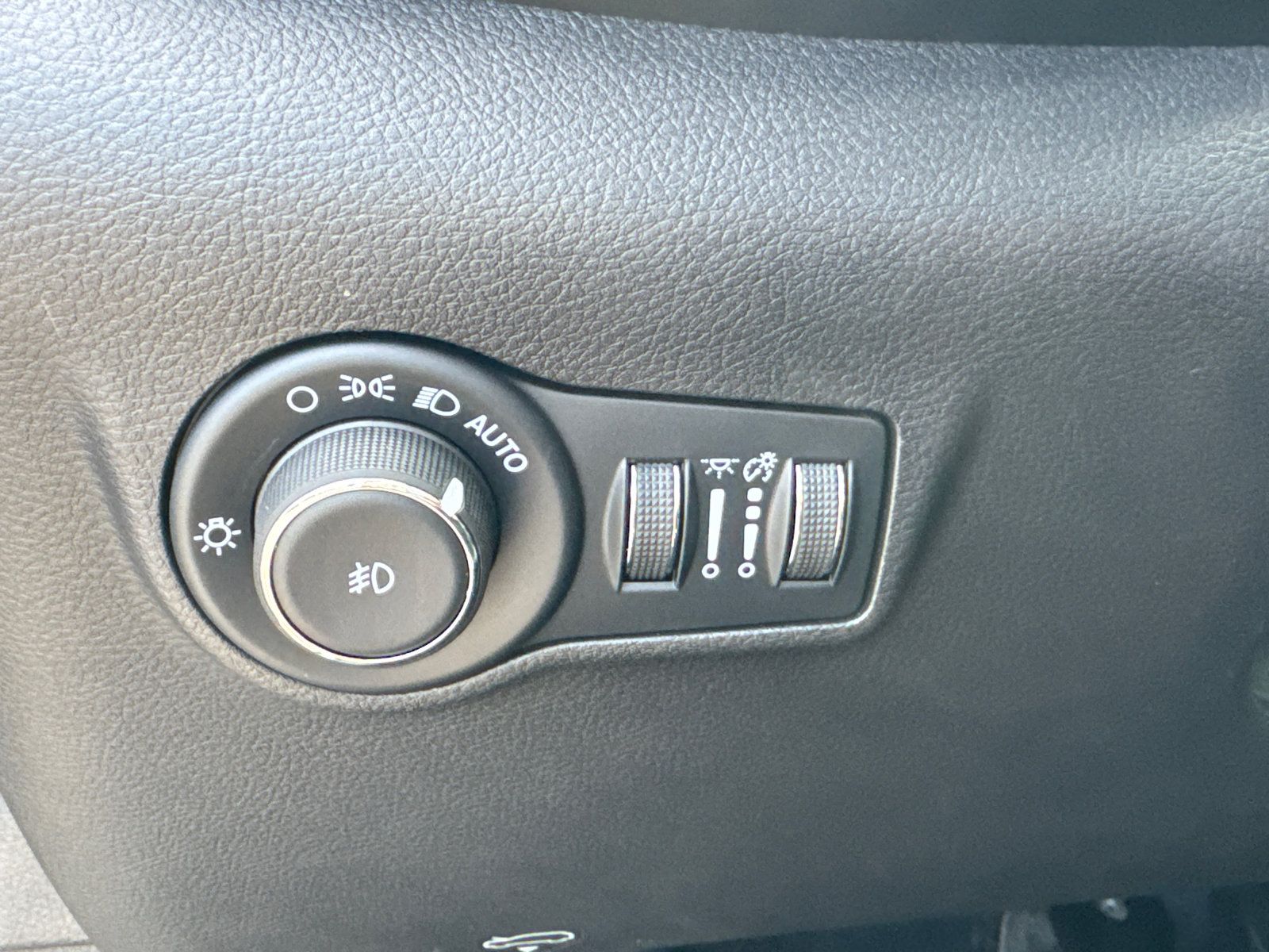 Used 2025 Jeep Compass Latitude AWD/4WD image 15