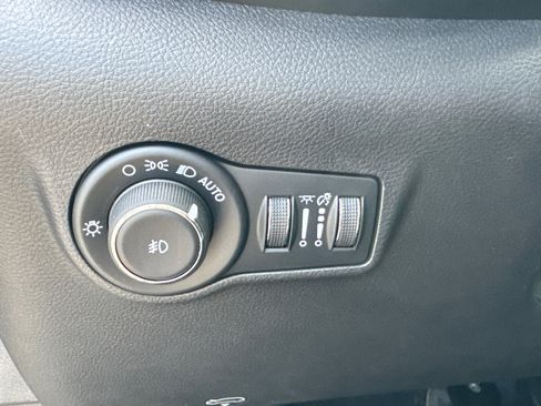 Used 2025 Jeep Compass Latitude image 15