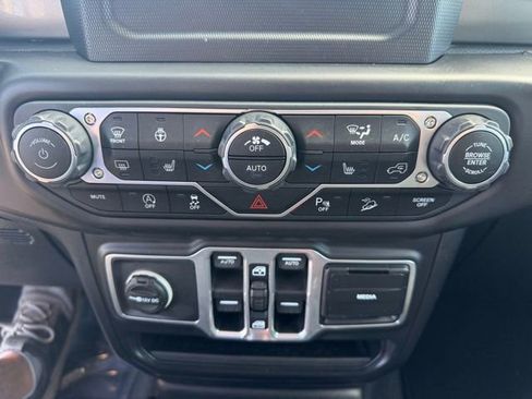 Used 2018 Jeep Wrangler Unlimited Sahara w/ Cold Weather Group AWD/4WD image 27