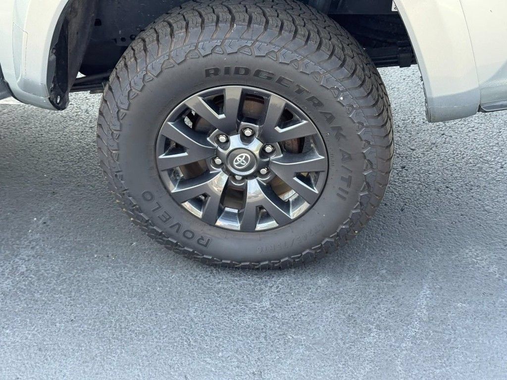 Used 2022 Toyota Tacoma SR5 AWD/4WD image 9