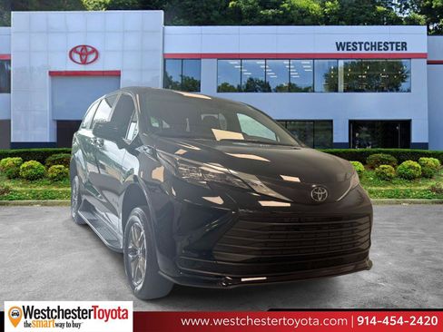 Used 2026 Toyota Sienna LE FWD image 1