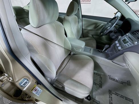 Used 2010 Toyota Camry LE image 27