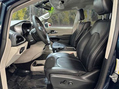 Used 2023 Chrysler Pacifica Touring-L w/ Uconnect Theater Family Group FWD image 9