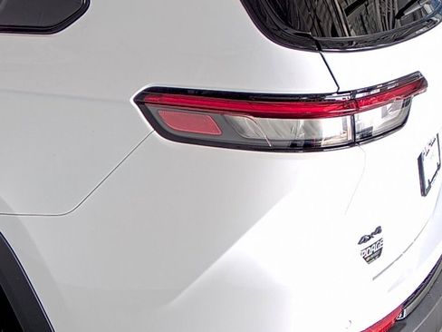 Used 2025 Jeep Grand Cherokee L Laredo image 10