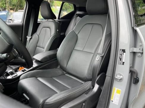 Used 2025 Volvo XC40 B5 Plus AWD/4WD image 6