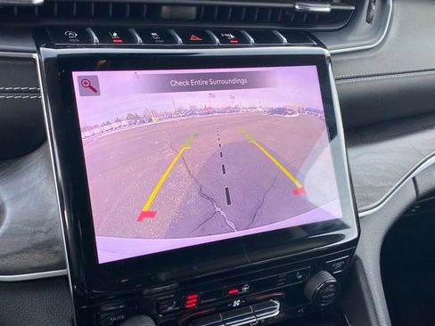 Used 2023 Jeep Grand Cherokee Limited image 11