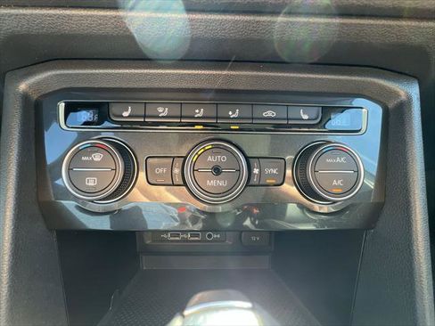 Used 2018 Volkswagen Tiguan SE w/ Panoramic Sunroof Package image 18