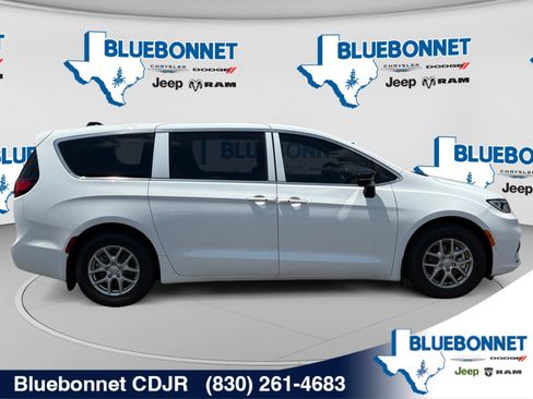 New 2026 Chrysler Pacifica Select FWD image 4