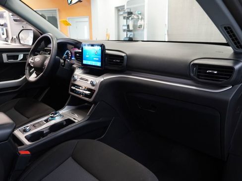 Used 2023 Ford Explorer XLT AWD/4WD image 36