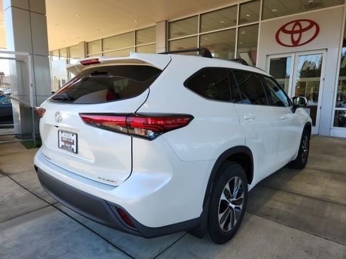 Certified 2021 Toyota Highlander XLE image 11