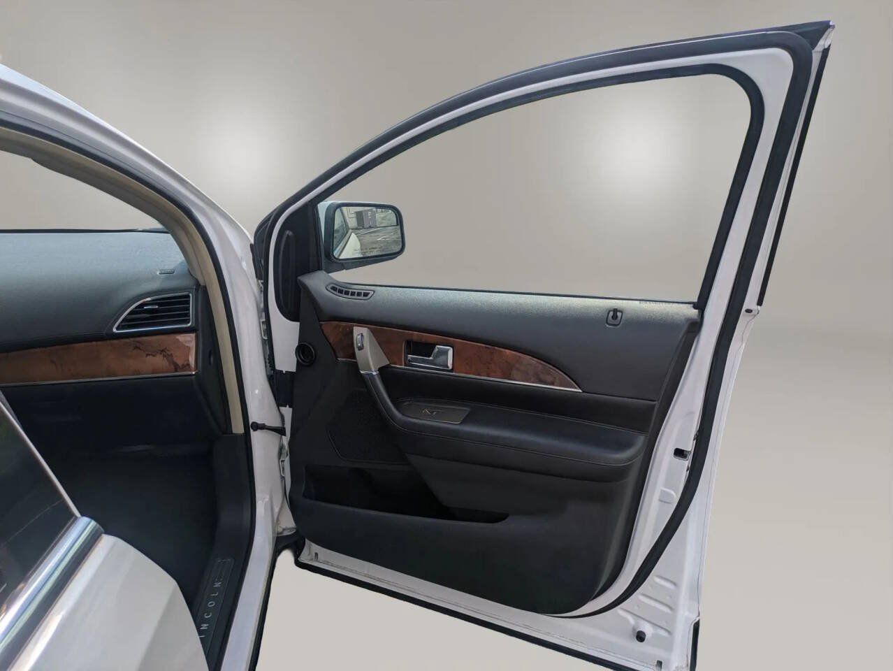 Used 2011 Lincoln MKX 2WD w/ Wood Pkg image 29