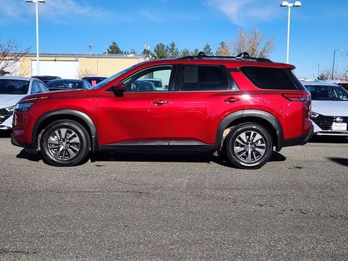 Used 2022 Nissan Pathfinder SV image 2