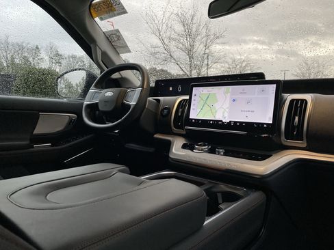 Used 2025 Ford Expedition Active image 6