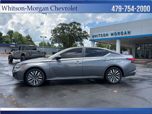 Used 2024 Nissan Altima 2.5 SV FWD image 2