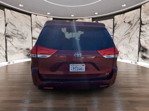 Used 2013 Toyota Sienna XLE image 5