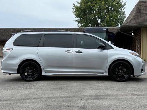 Used 2020 Toyota Sienna SE Premium w/ Nightshade Edition FWD image 6