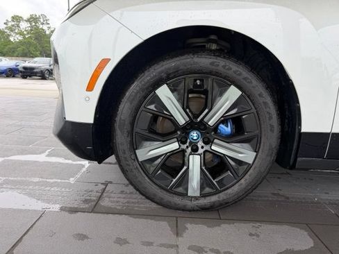 Used 2024 BMW iX xDrive50 w/ Premium Package AWD/4WD image 10